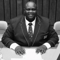 Dr Lwando Maki 